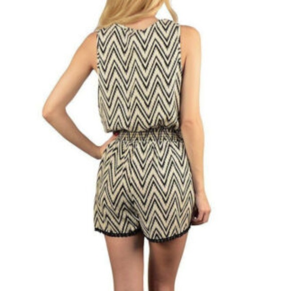 Black and white V cut chevron summer romper - Picture 3 of 7